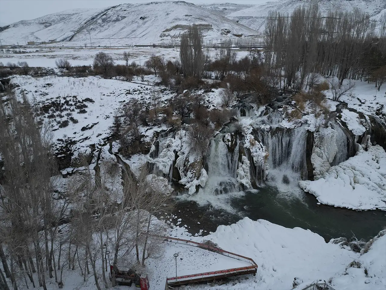 Muradiye Şelalesi kısmen dondu, çevresi beyaza büründü