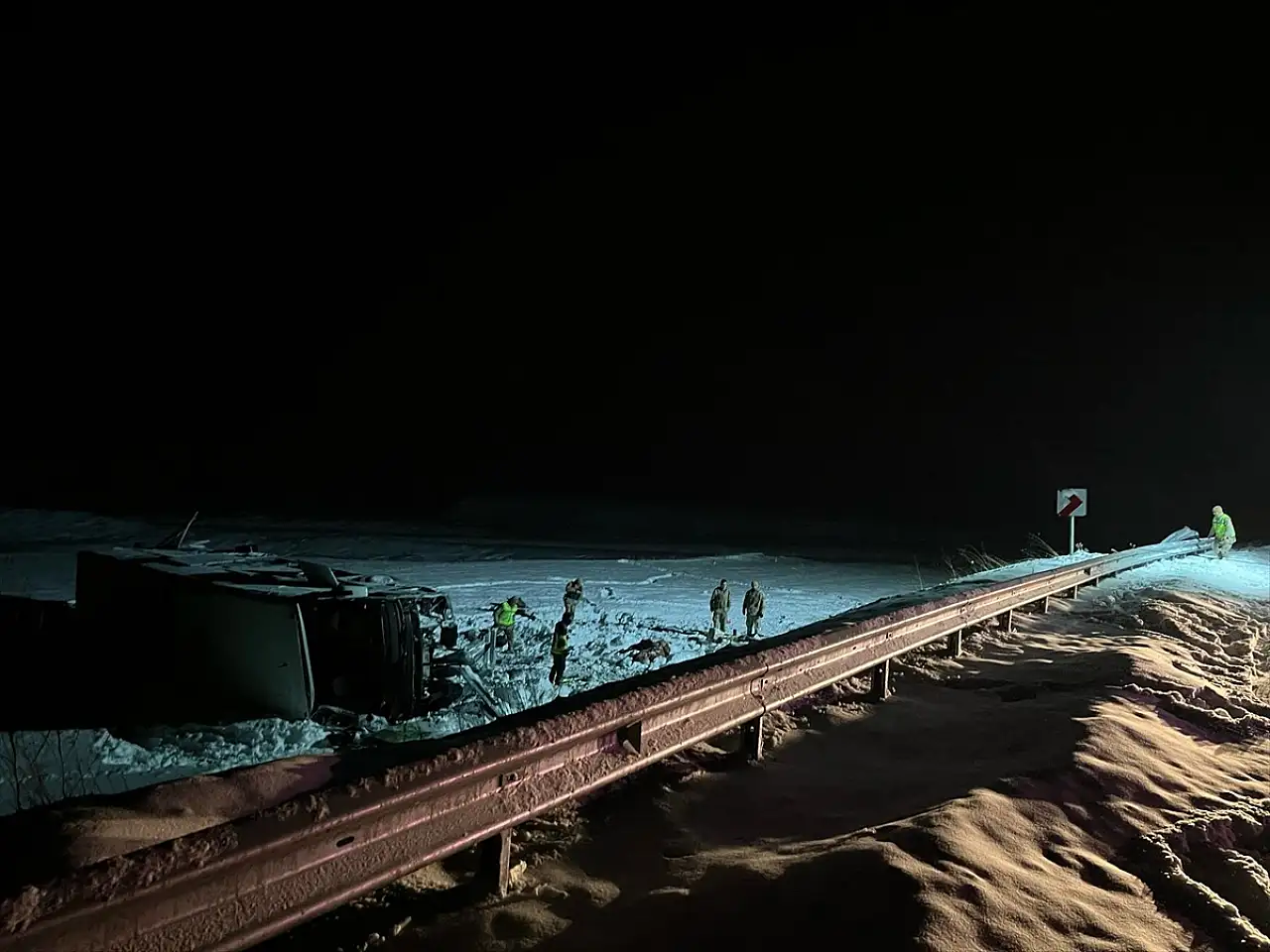 Ağrı'dan Erzurum'a giden yolcu otobüsü devrildi: 37 kişi yaralandı