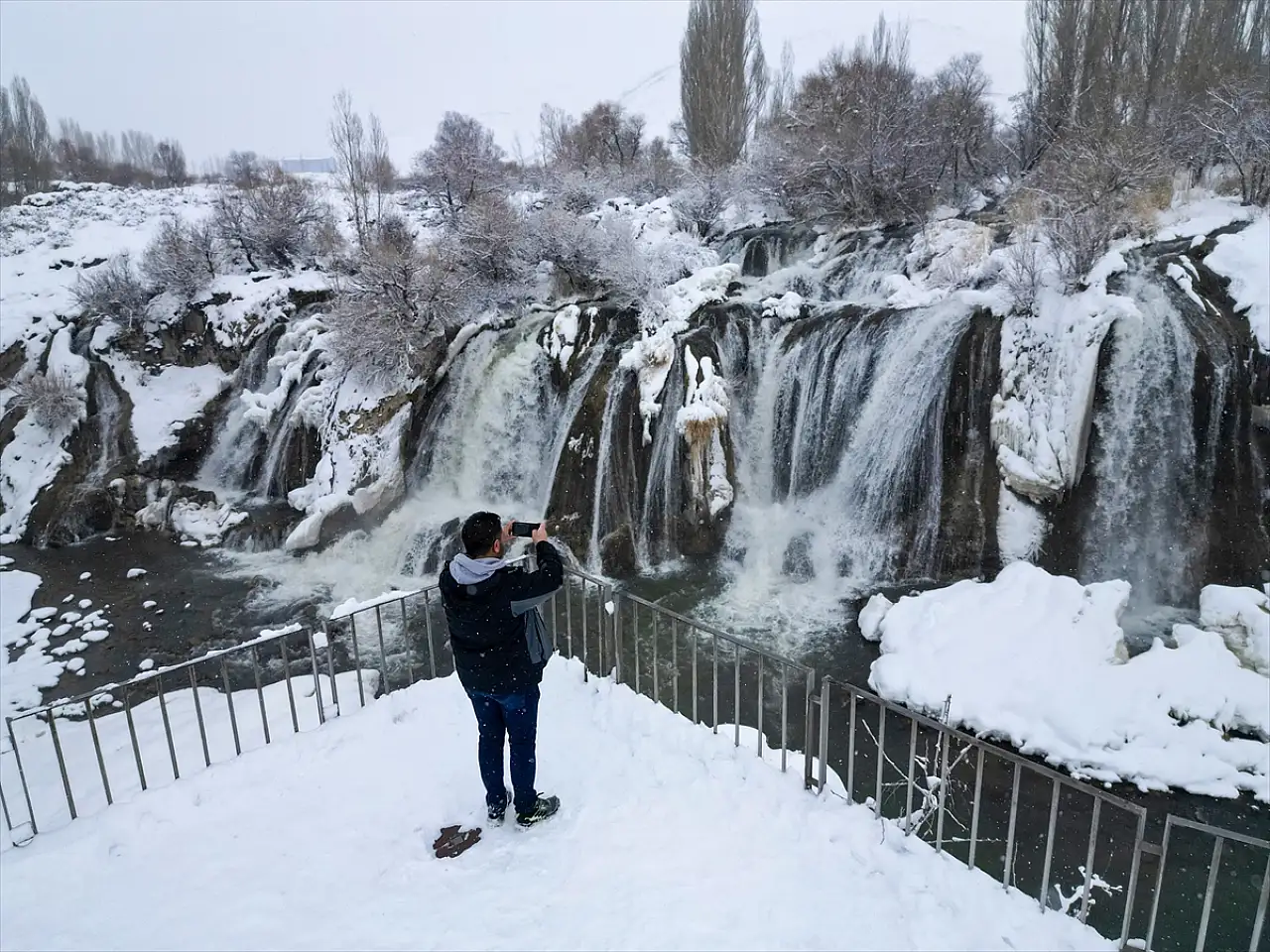 Muradiye Şelalesi kış güzelliğiyle büyüledi