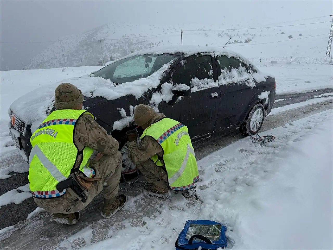 Bitlis'te yolda kalan sürücülere jandarma yardım etti