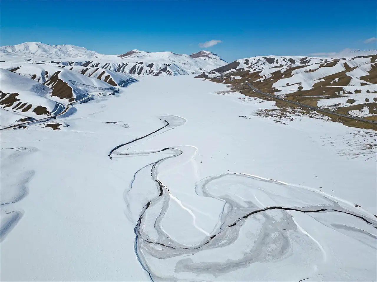 Van'daki Zernek Barajı dondurucu soğuklara teslim oldu