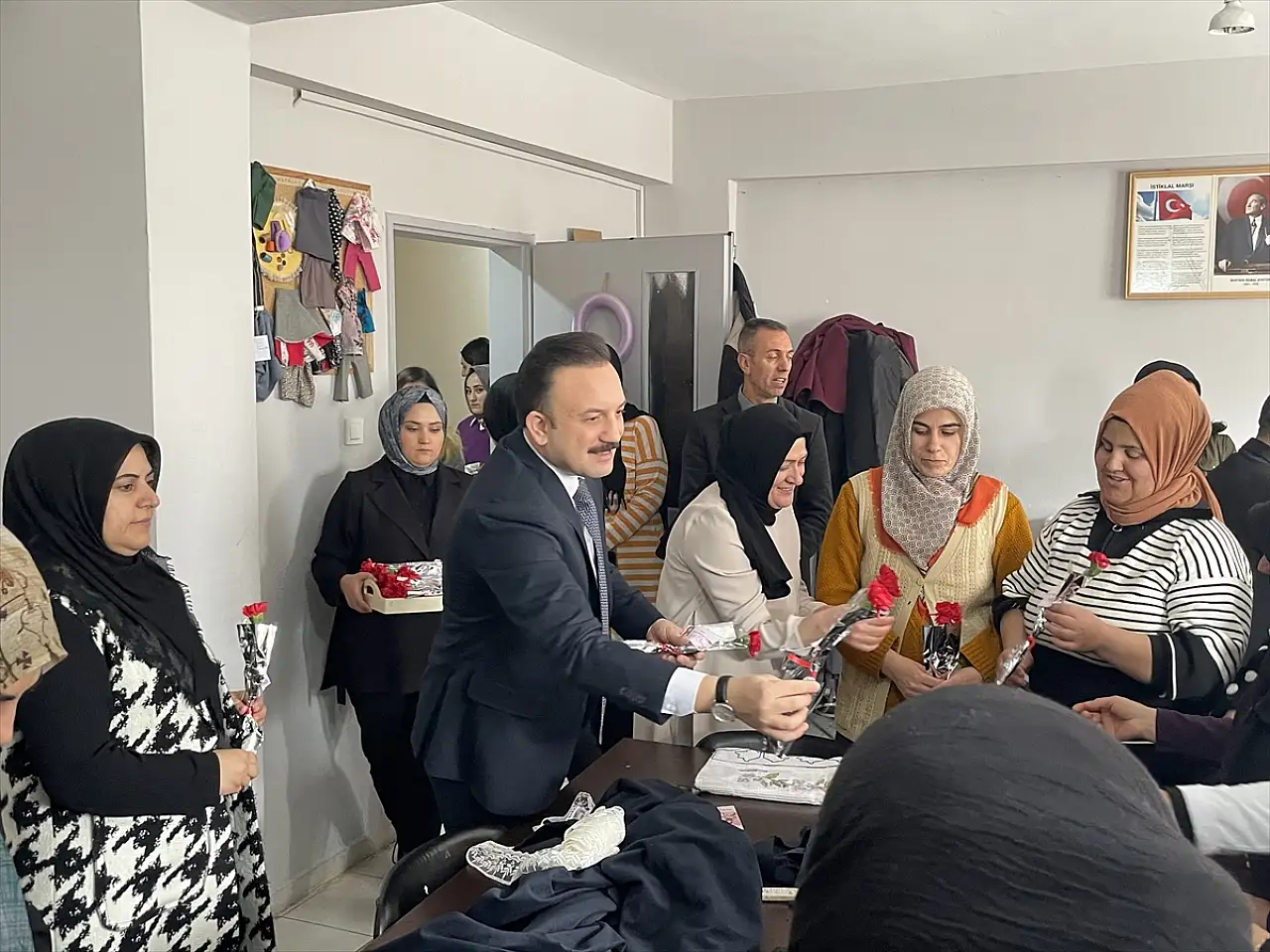 Malazgirt Kaymakamı Bayram'dan ADEM'de kadınlara anlamlı ziyaret