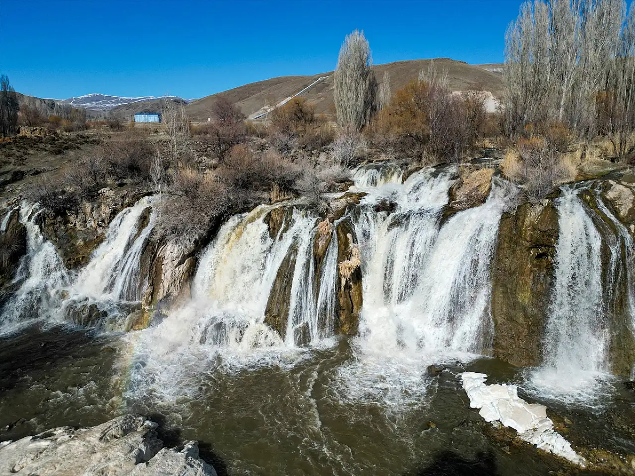 Muradiye Şelalesi karların erimesiyle coştu