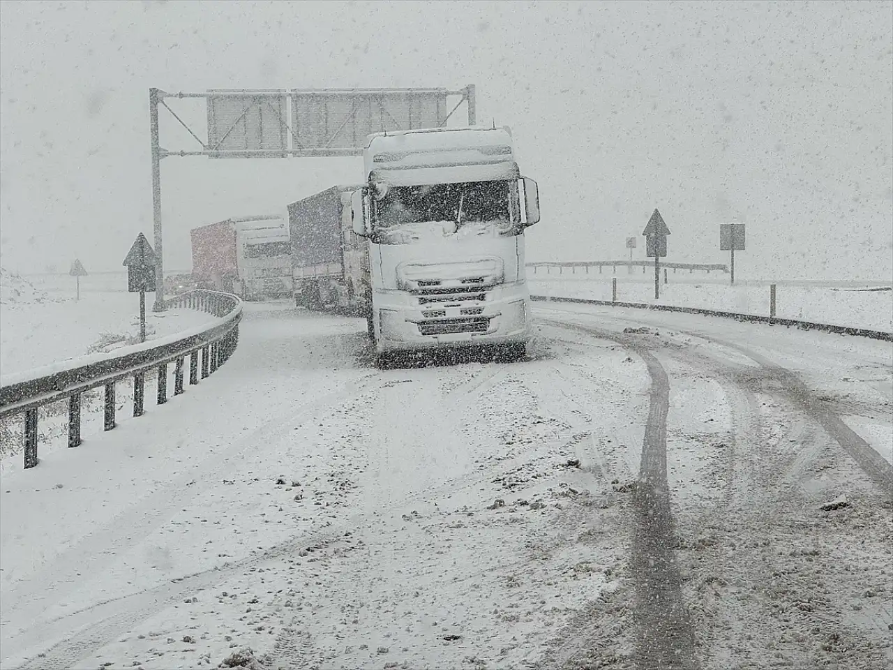 Karla uyanan Başkale'de ulaşım durma noktasına geldi
