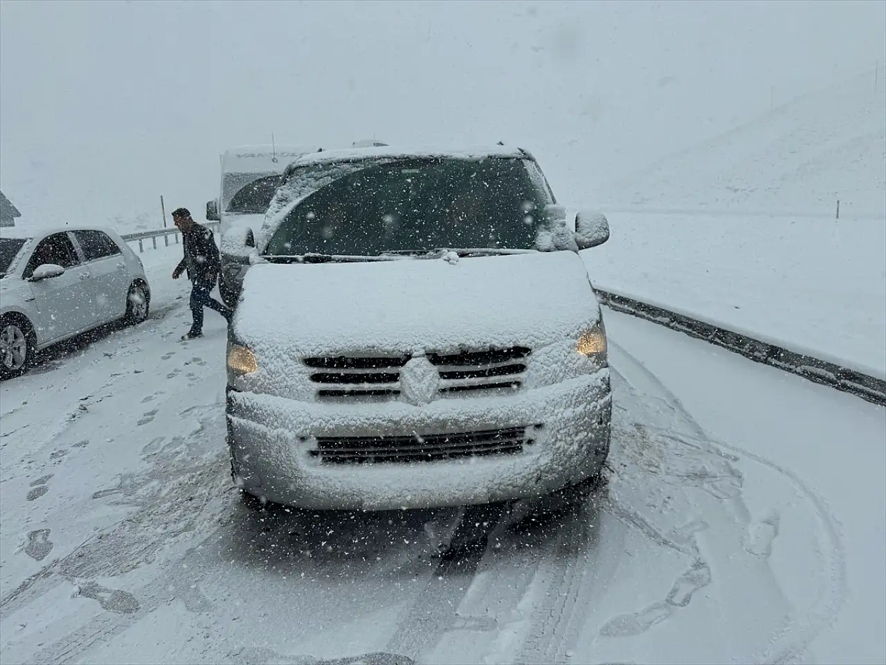Karla uyanan Başkale'de ulaşım durma noktasına geldi