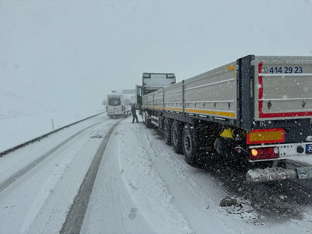 Karla uyanan Başkale'de ulaşım durma noktasına geldi