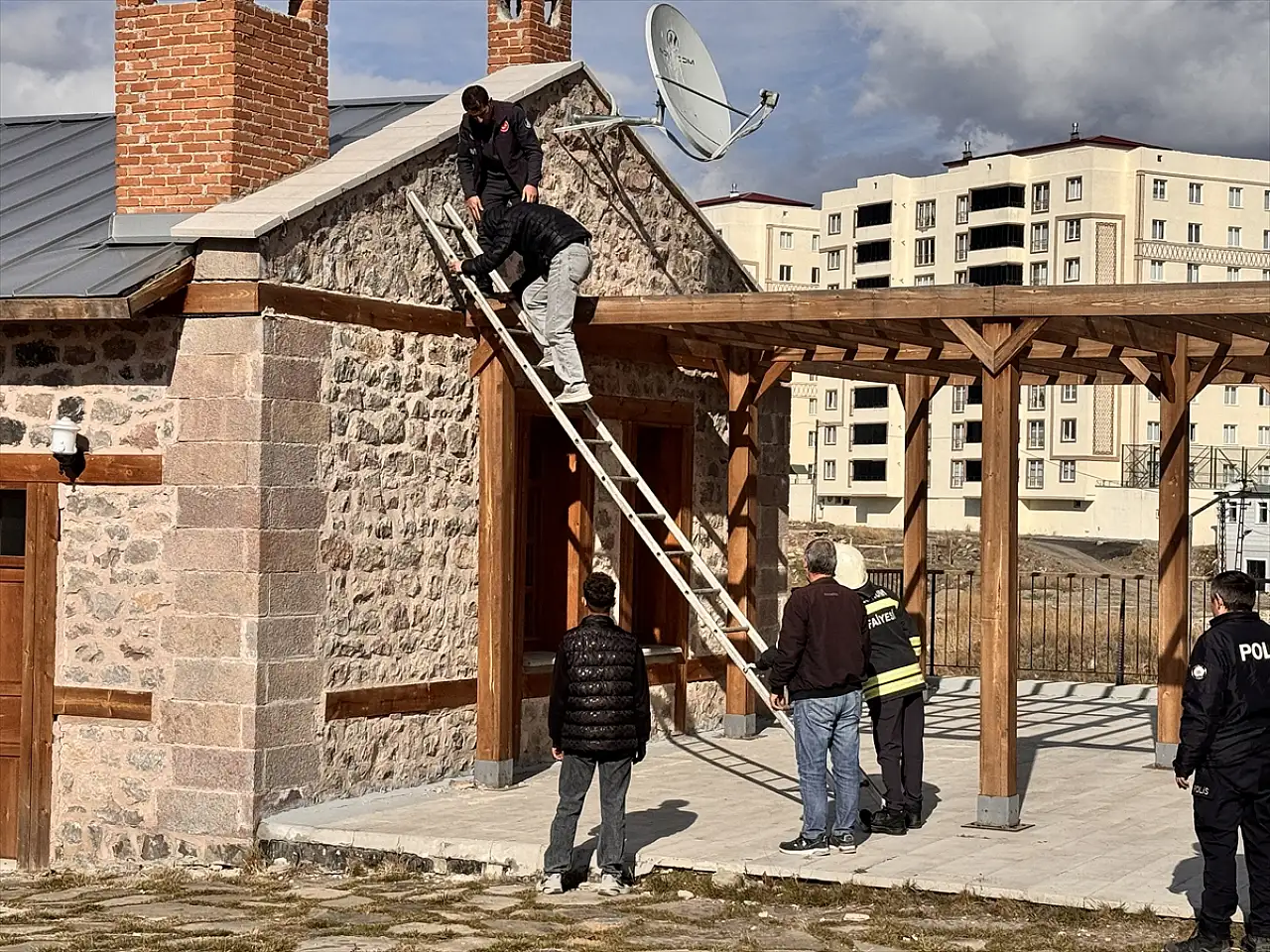 Erzurum'da gençler inat uğruna itfaiyelik oldu
