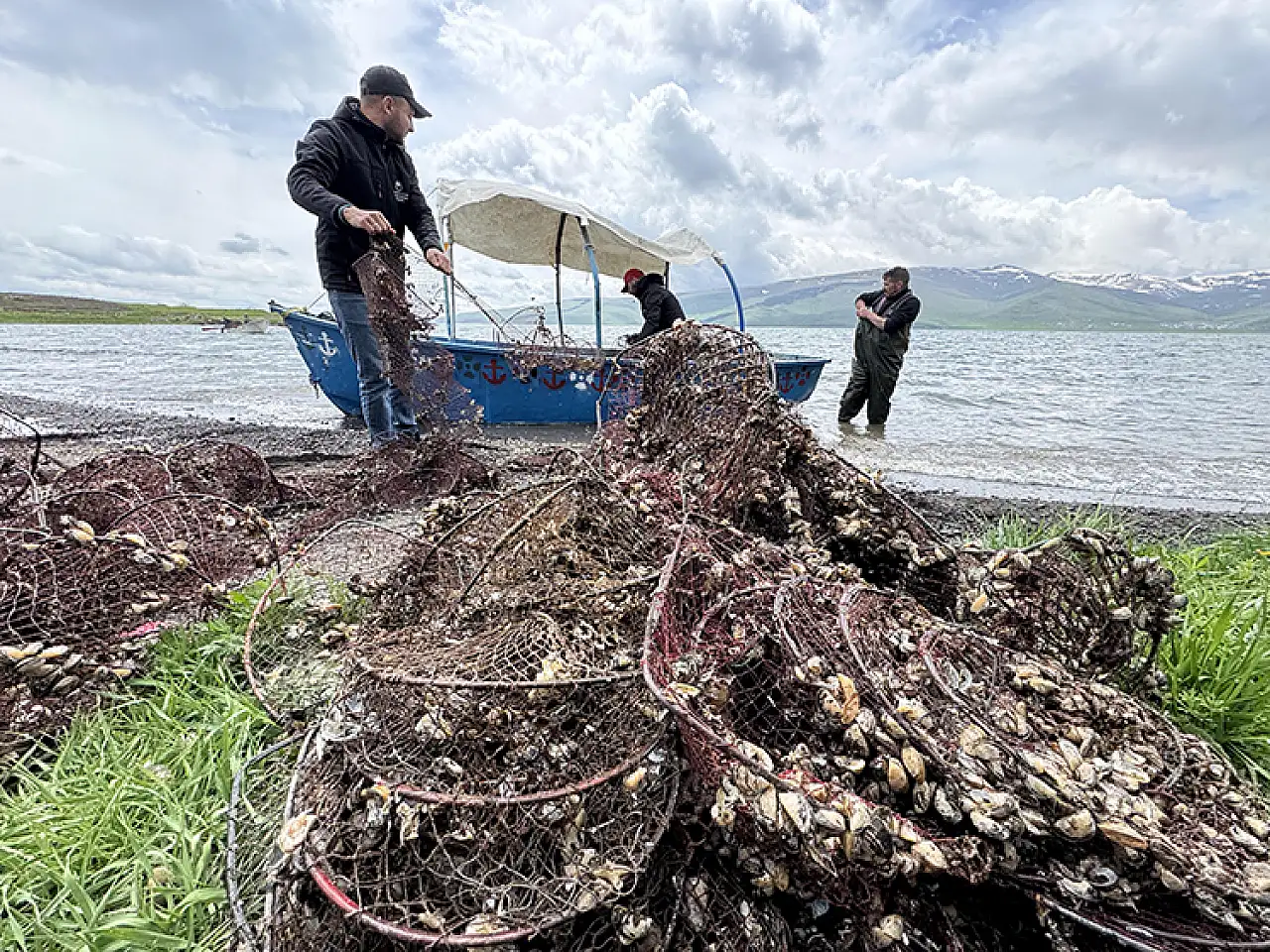 Çıldır Gölü'ndeki Hayalet Ağlar Temizlendi