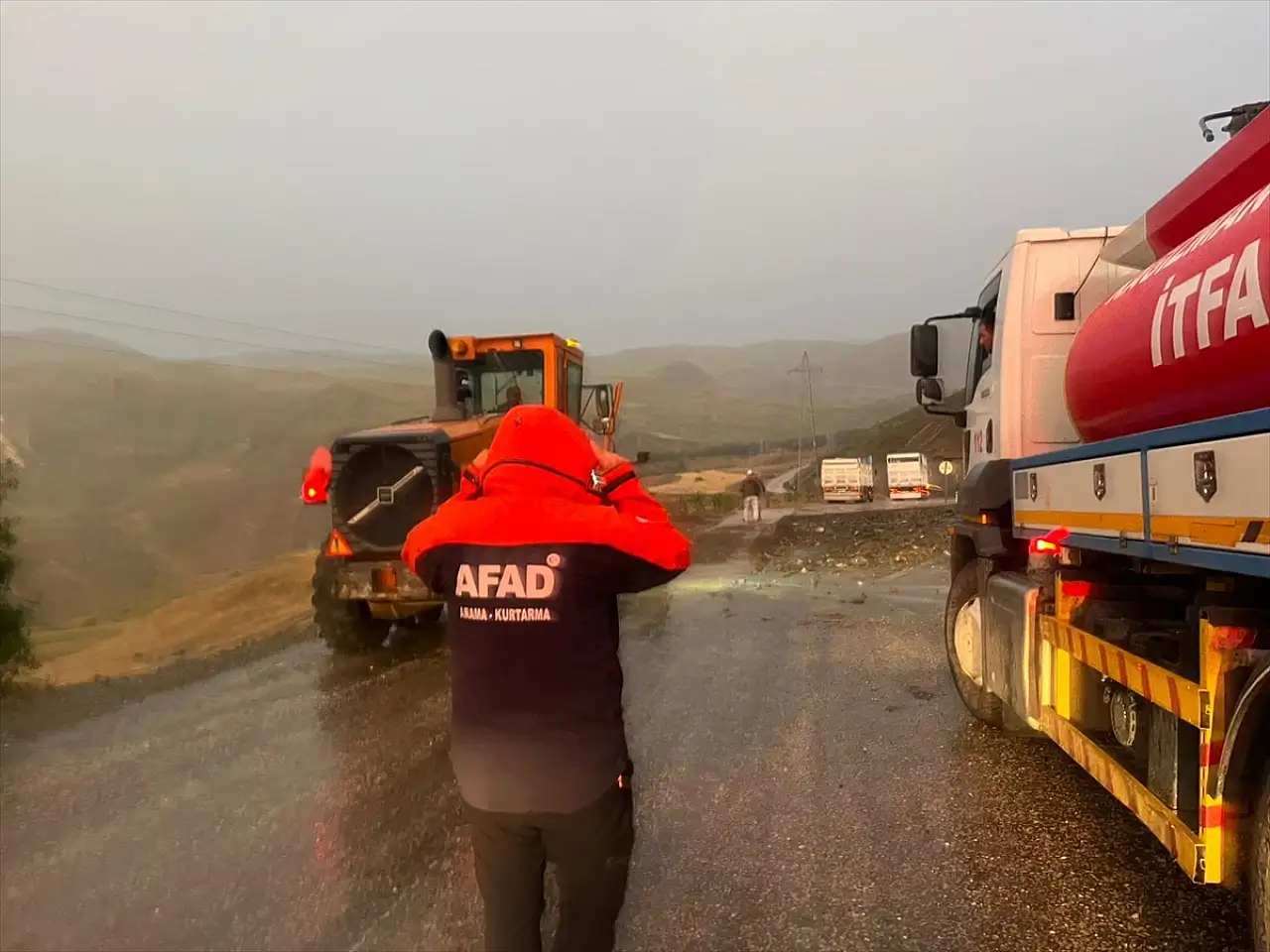 Yağış felaketi Ağrı-Kağızman yolunu ulaşıma kapattı