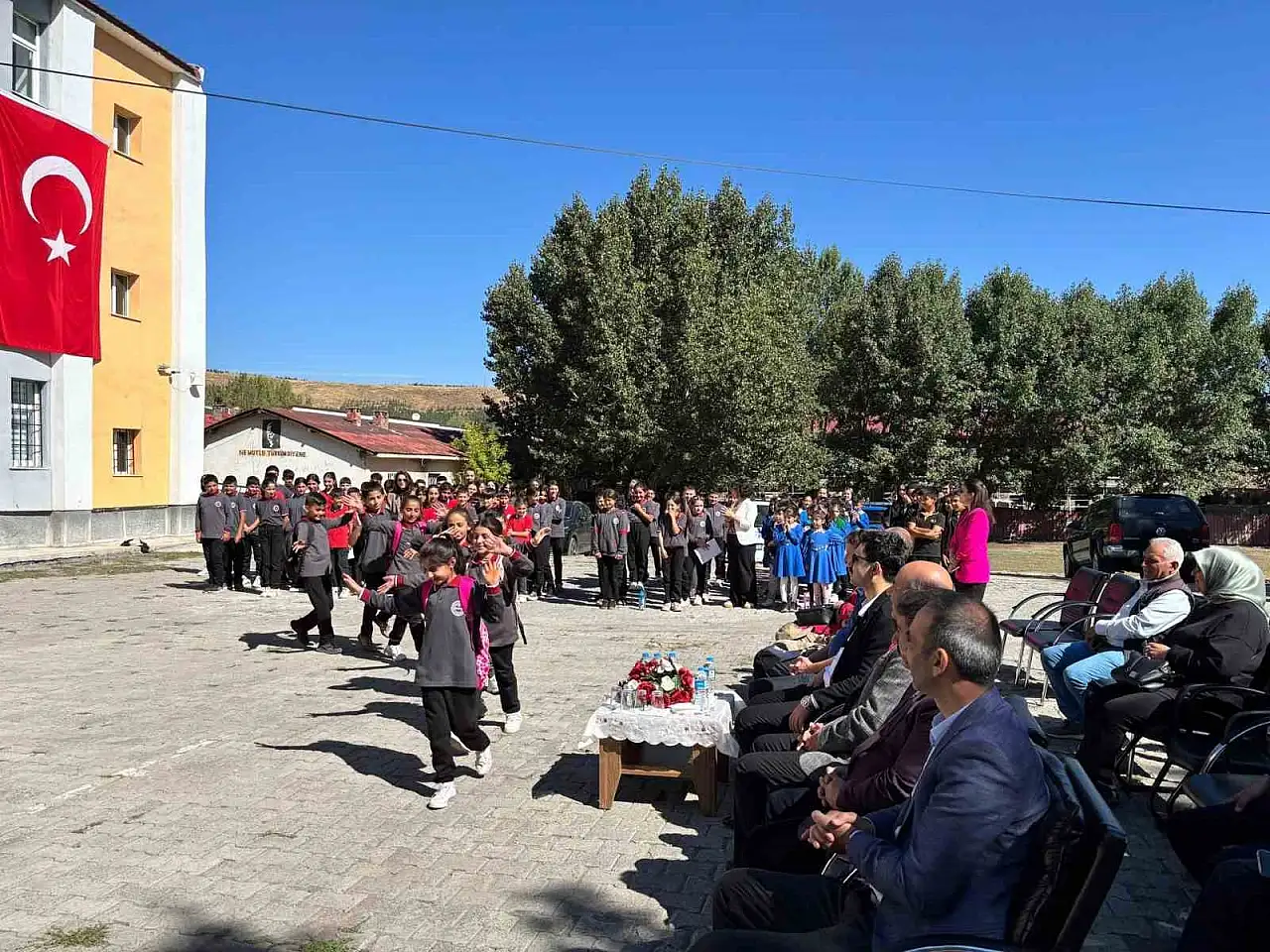 Susuz'da İlköğretim Haftası, Yeşil Vatan temasıyla coşkuyla kutlandı ve tohumlar dağıtıldı