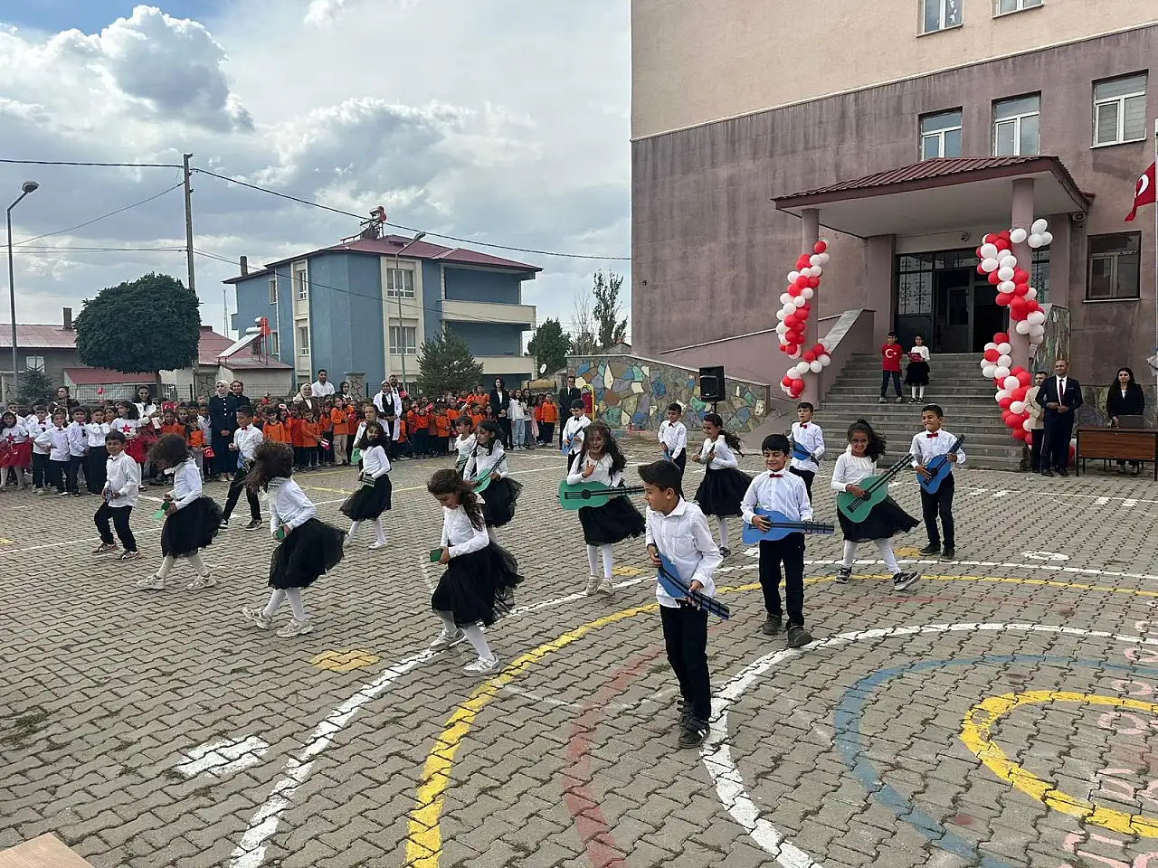 Taşlıçay'da eğitim yılı başladı: 'Yeşili sev, doğayı koru' pankartı dikkat çekti