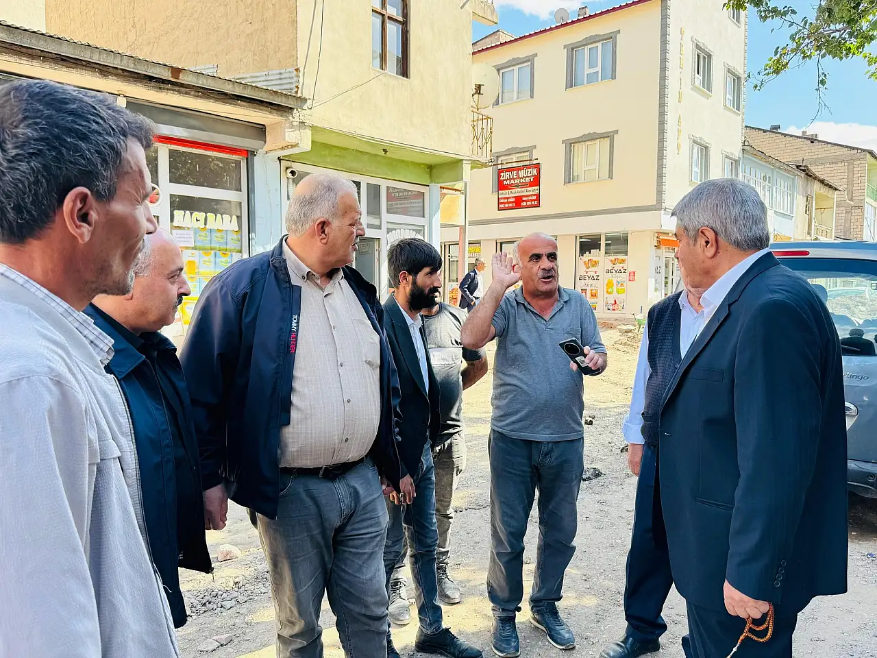 Patnos'ta belediye ekipleri modern ulaşım için mesai yapıyor