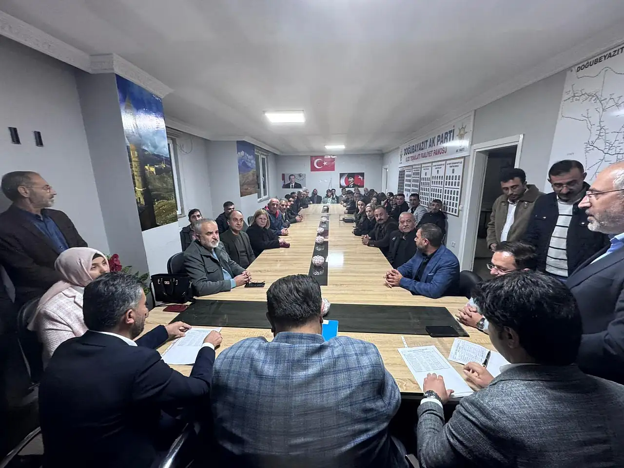 AK Parti heyeti, Doğubayazıt'ta mahalle ve köy başkanlarıyla bir araya geldi