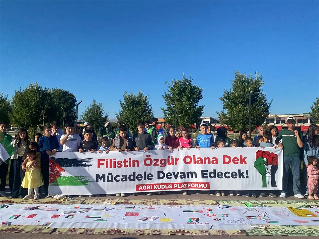 Ağrı'da çocuklar Filistin için çizdi