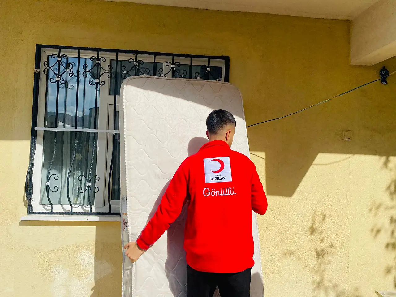 Kızılay gönüllüleri, ihtiyaç sahibi aileyi sevindirdi