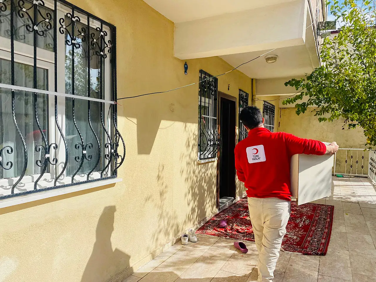 Kızılay gönüllüleri, ihtiyaç sahibi aileyi sevindirdi