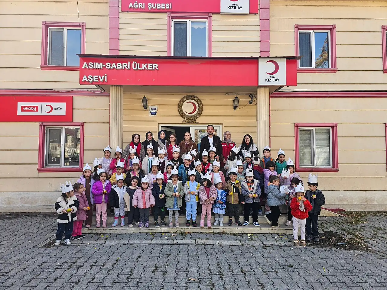 Ağrı Doğa Koleji öğrencilerinden Kızılay'a anlamlı ziyaret