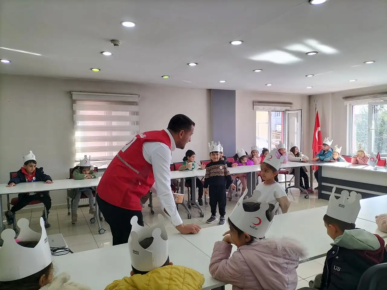 Ağrı Doğa Koleji öğrencilerinden Kızılay'a anlamlı ziyaret