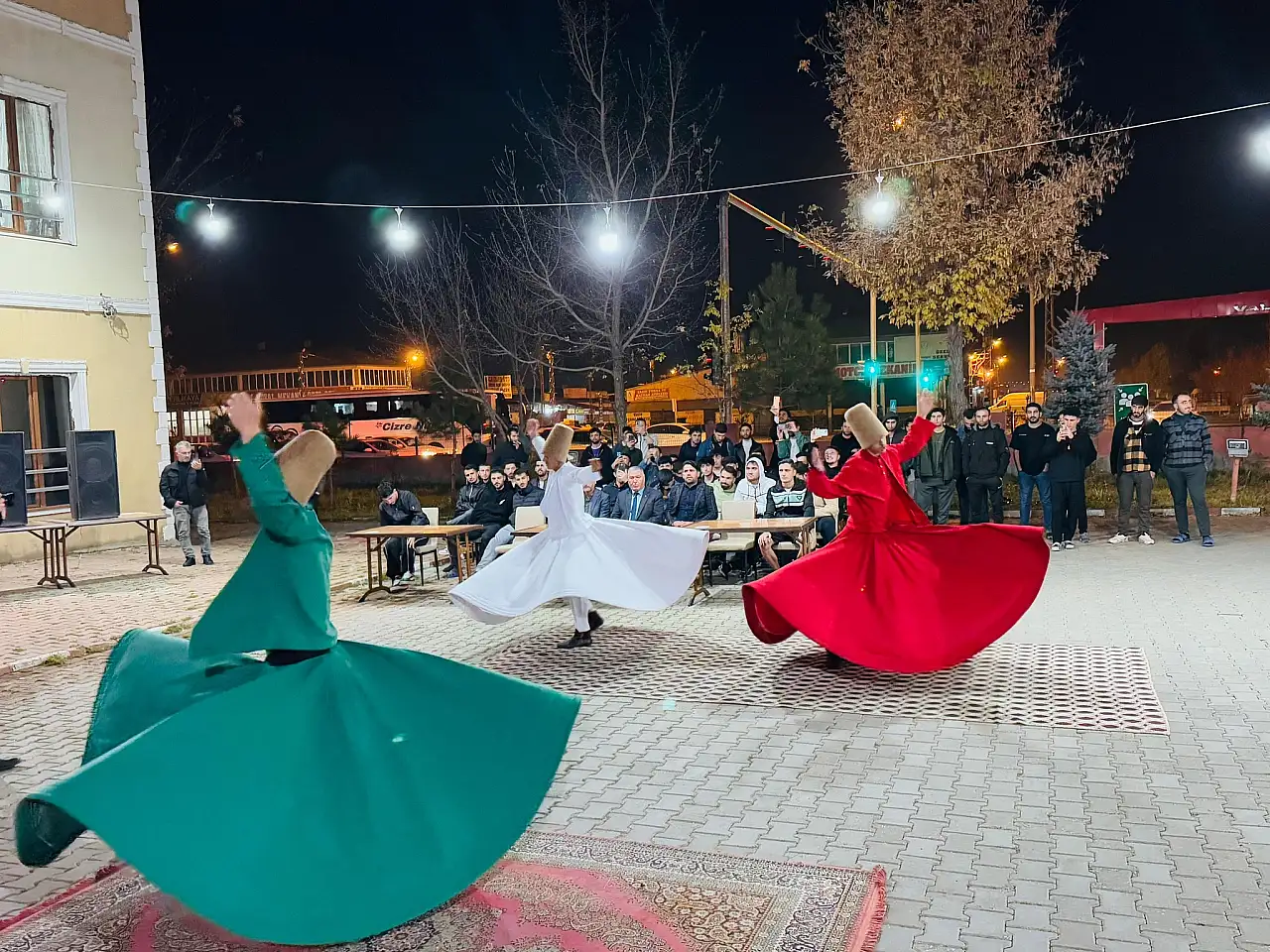Ağrı'da yurt öğrencileri semazen gösterisiyle büyülendi