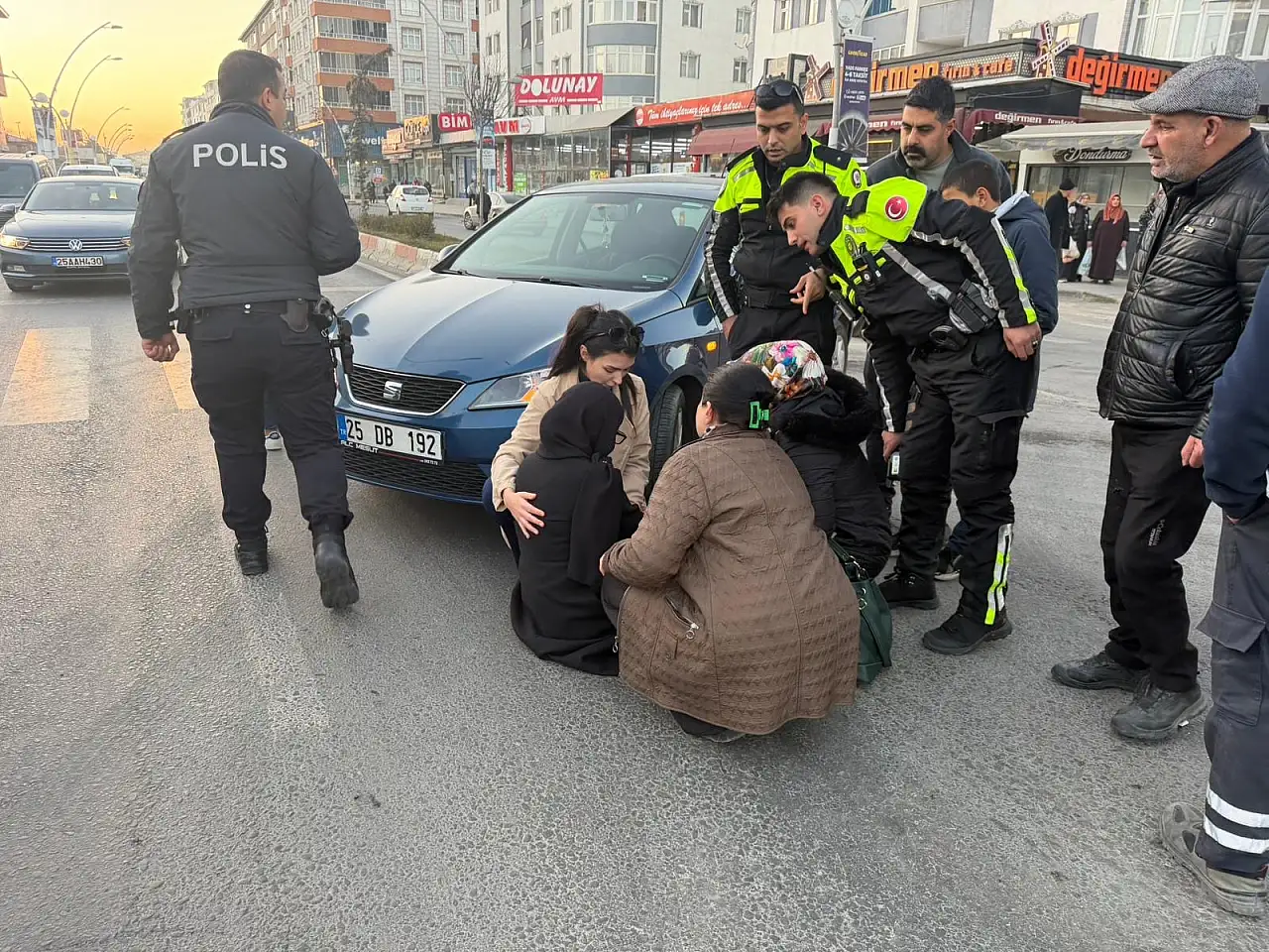 Ağrı'da çarpma anı korkuttu: Sürücü ve vatandaşlar yardıma koştu