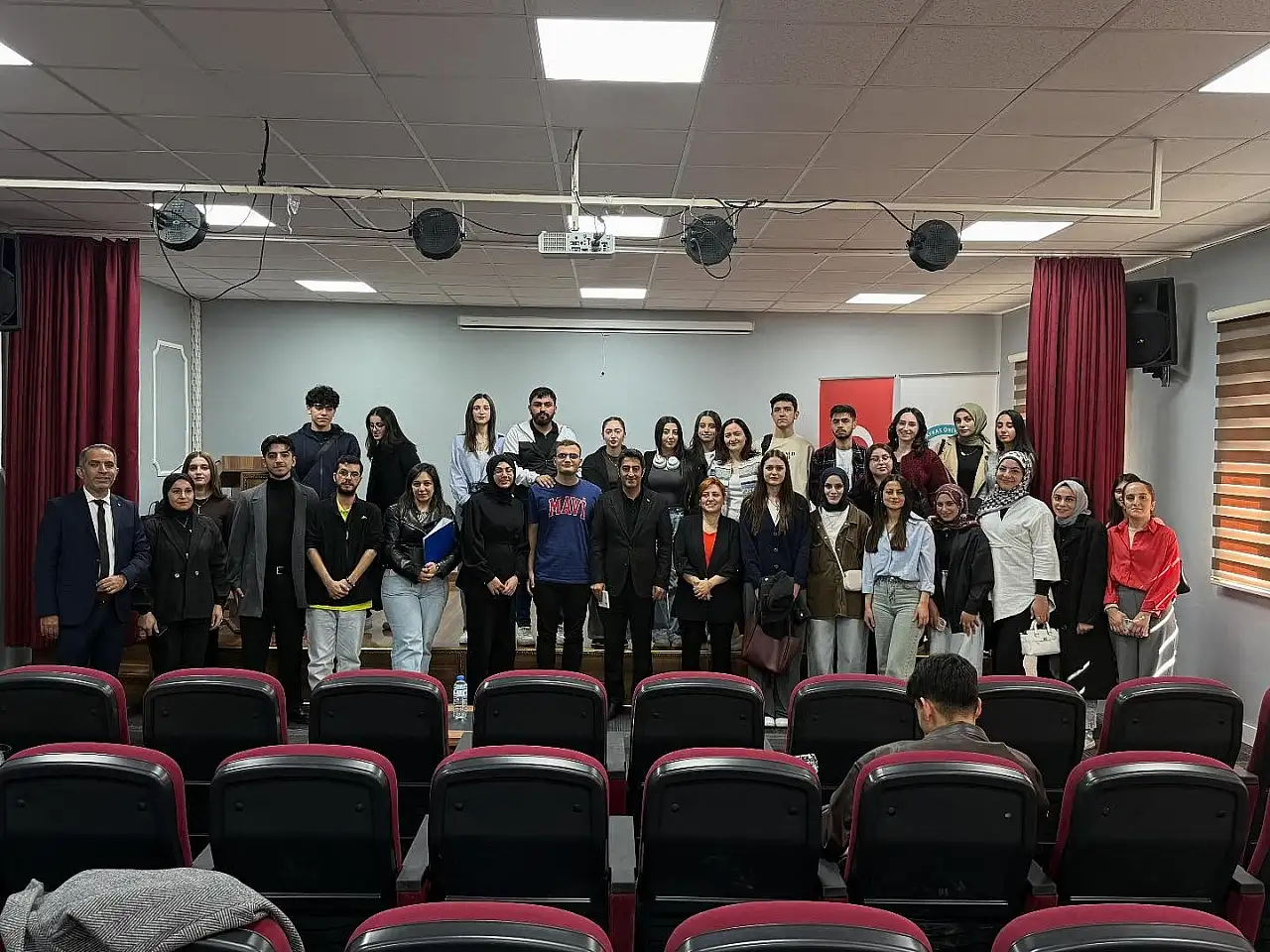 Sarıkamış Kaymakamı Öğrencilerle Kamu Yönetimi Deneyimlerini Paylaştı