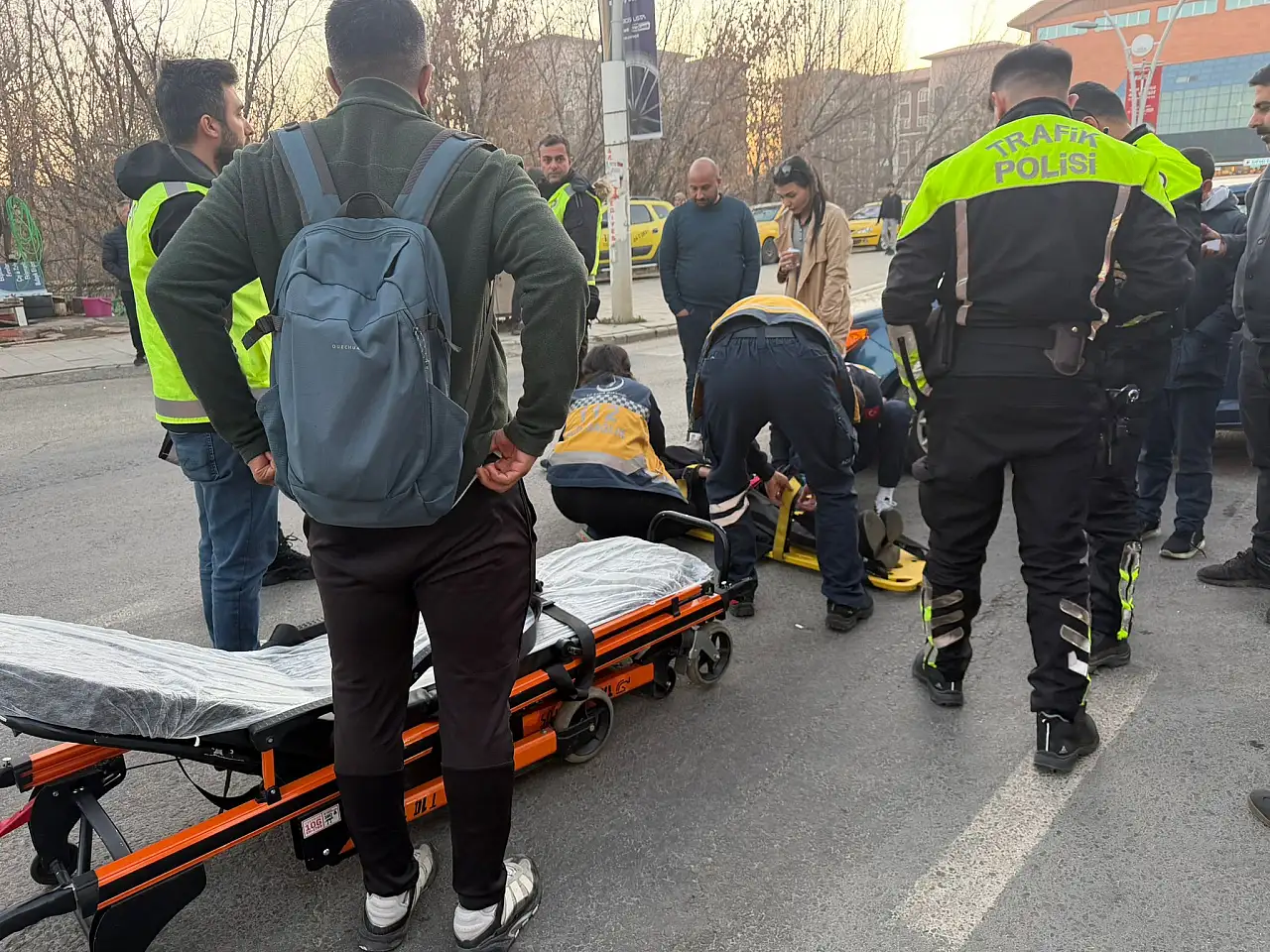 Ağrı'da çarpma anı korkuttu: Sürücü ve vatandaşlar yardıma koştu