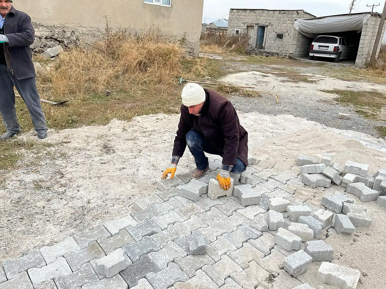 Aşağı Kuyucak Mahallesi Taziye Evi Çevresi Düzenleniyor