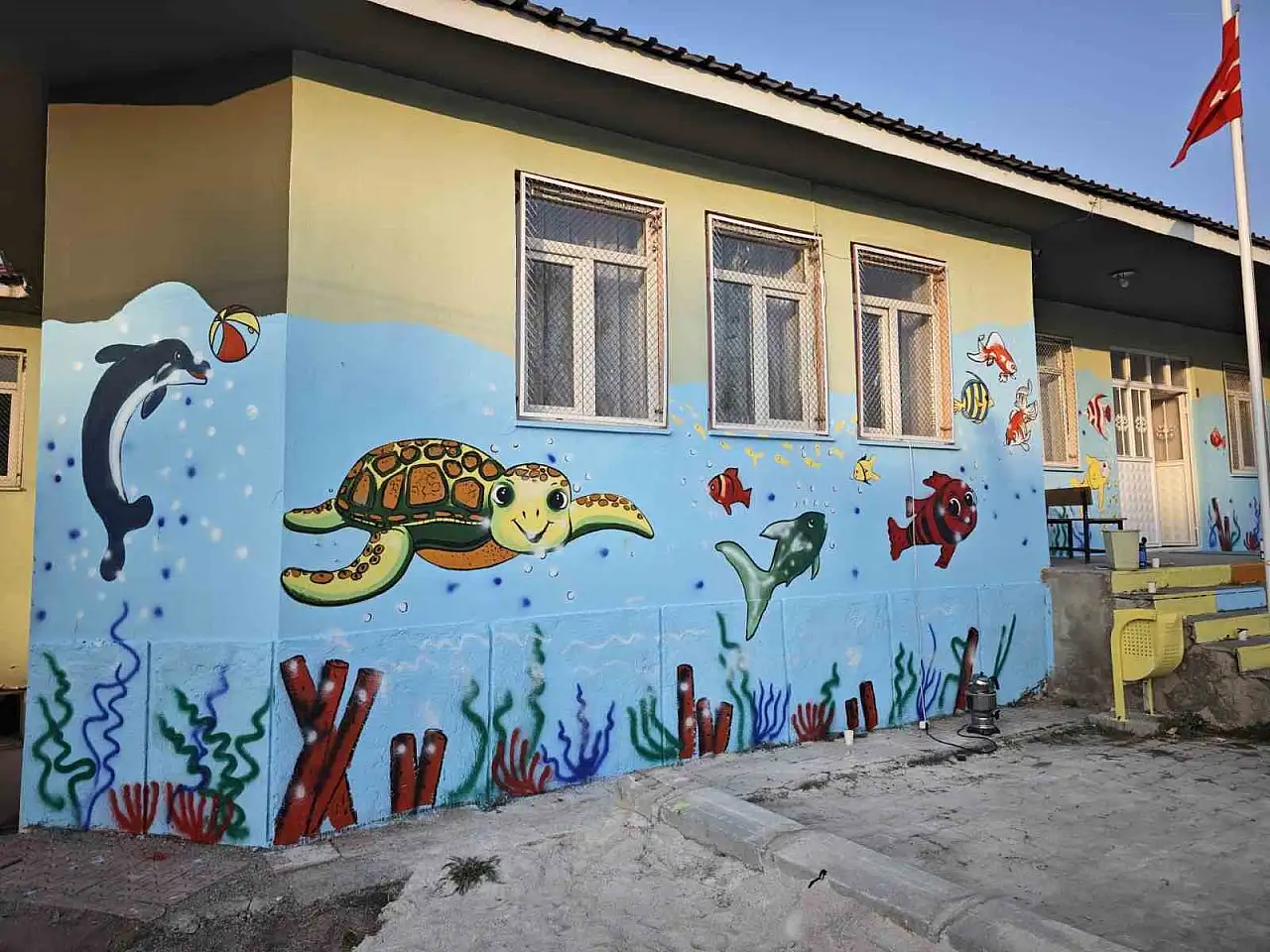 Van Güzel Sanatlar Lisesi öğrencilerinden anaokuluna renkli duvar boyama projesi