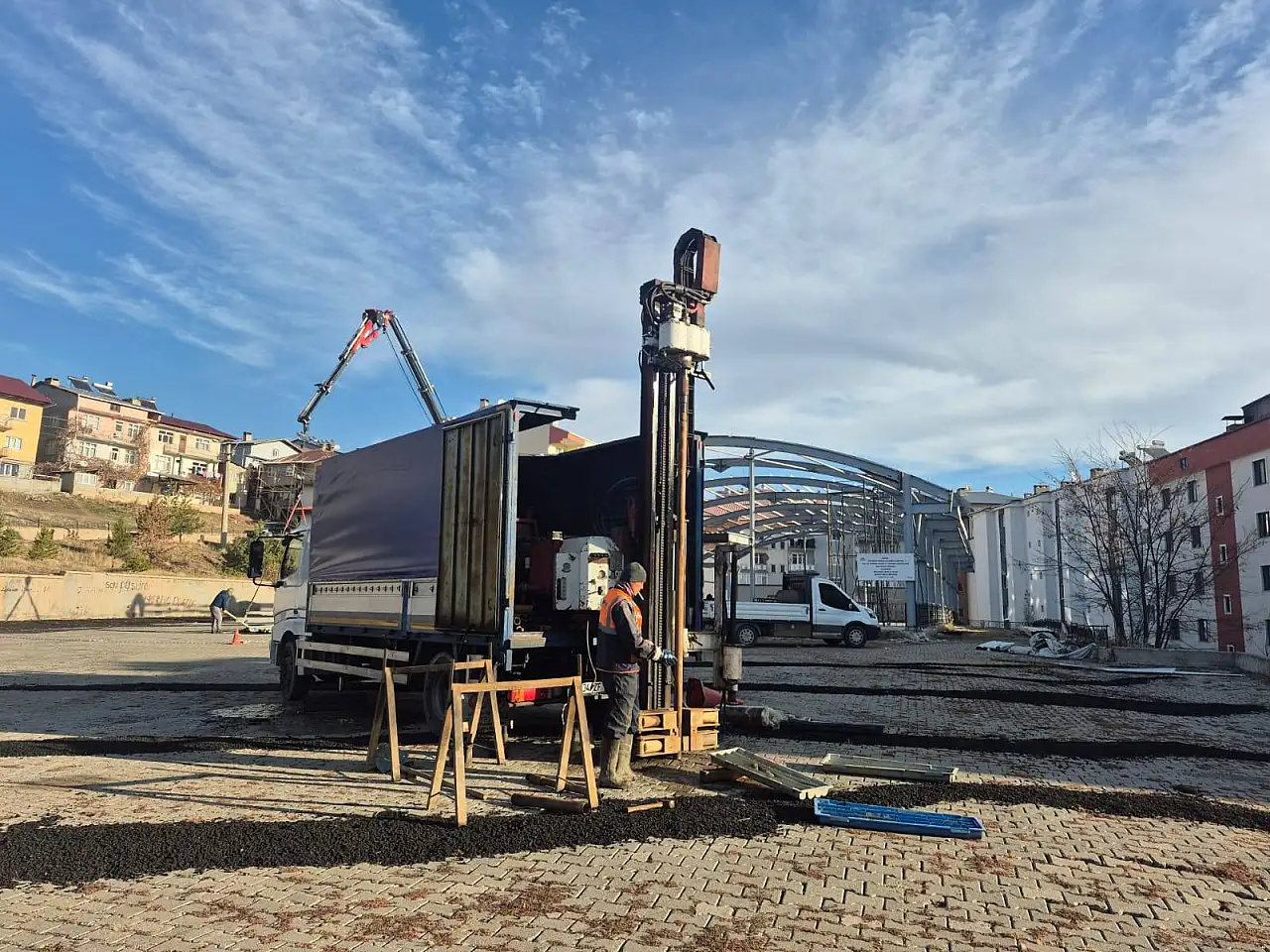 İspir'de Heyelan Bölgesindeki Pazar Yeri Güvenli Alana Taşındı