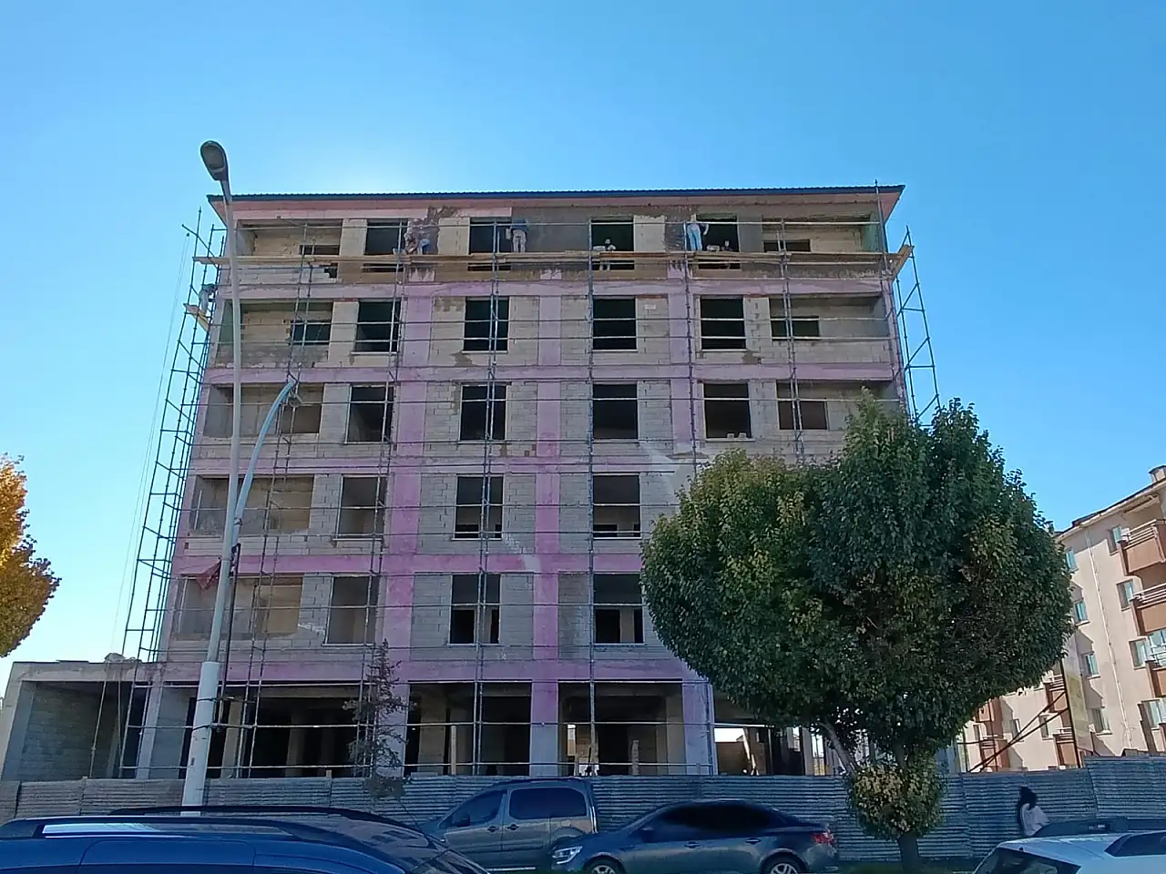 Ağrı'da inşaat sezonunun son günlerinde sıvacılar yoğun mesai yapıyor