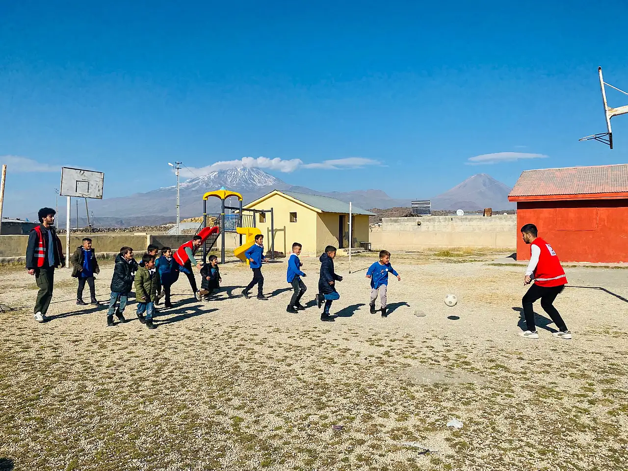 Hallaç Köyü'nde Kızılay'dan miniklere kışlık destek
