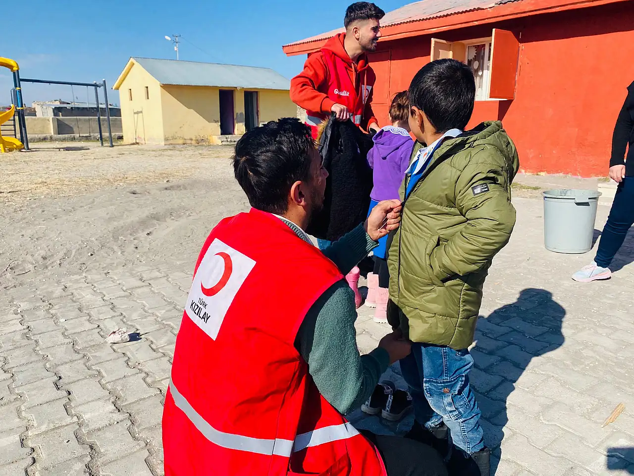 Hallaç Köyü'nde Kızılay'dan miniklere kışlık destek