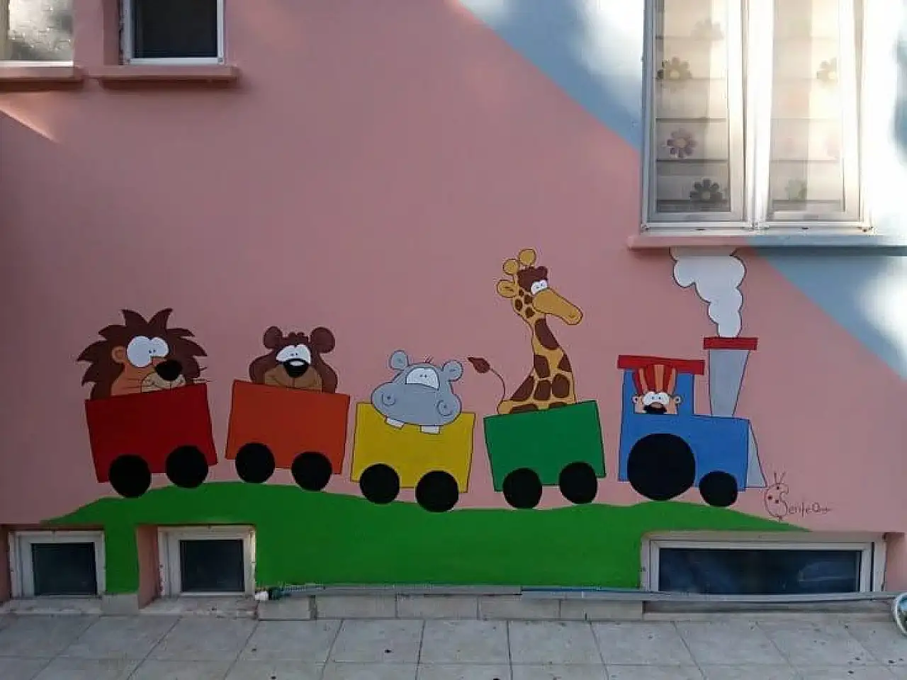 Ağrı'da üniversite kulüplerinden miniklere renkli sürpriz