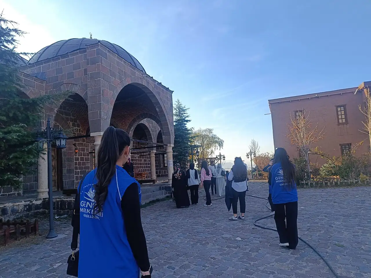 Üniversite öğrencileri, İshak Paşa Sarayı'nda tarihi yolculuğa çıktı