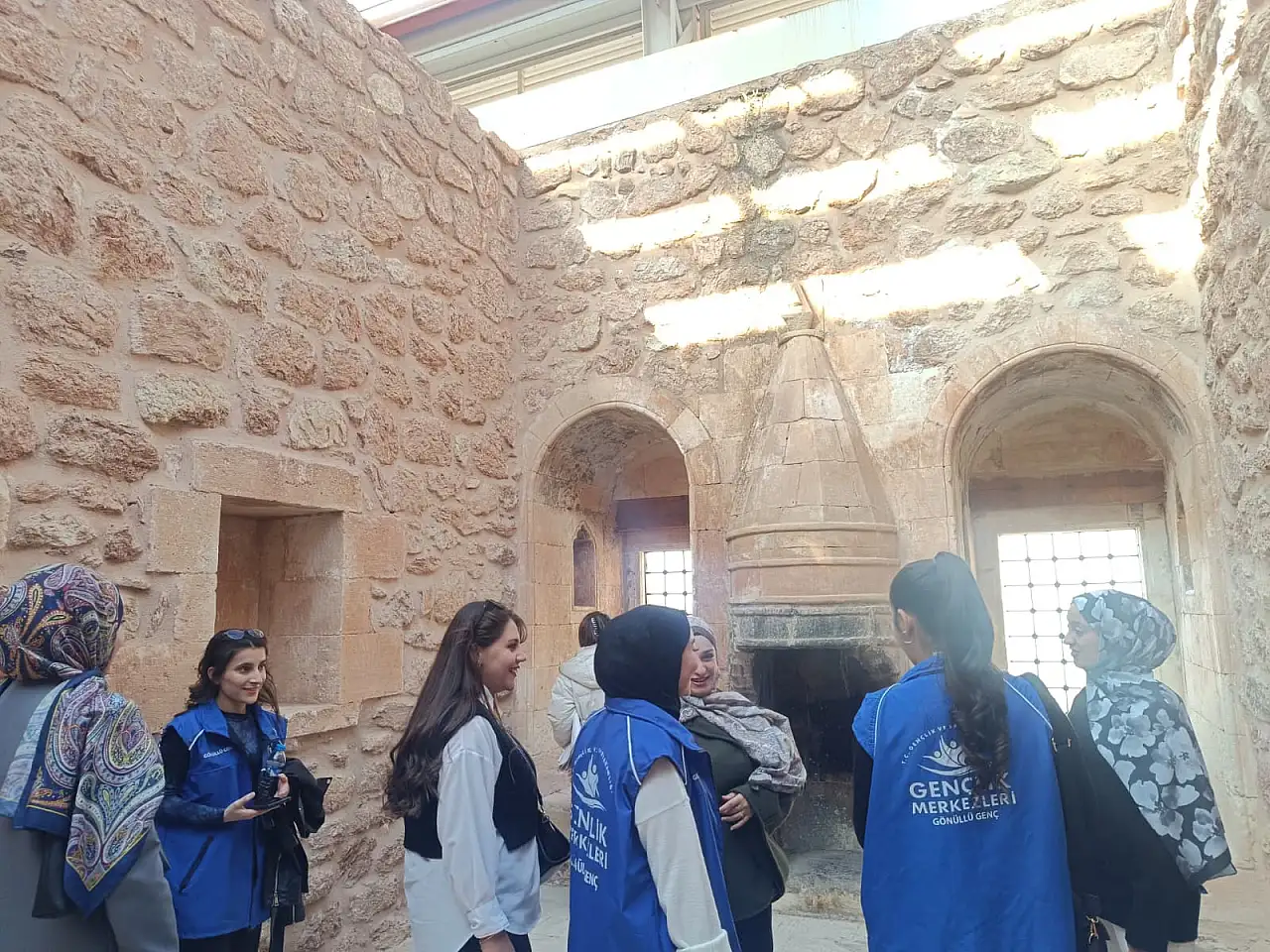 Üniversite öğrencileri, İshak Paşa Sarayı'nda tarihi yolculuğa çıktı
