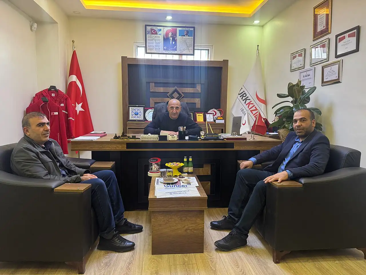 Karaköse Haber ekibinden Kızılay Doğubayazıt şubesine anlamlı ziyaret