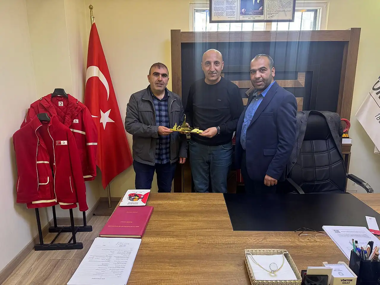 Karaköse Haber ekibinden Kızılay Doğubayazıt şubesine anlamlı ziyaret