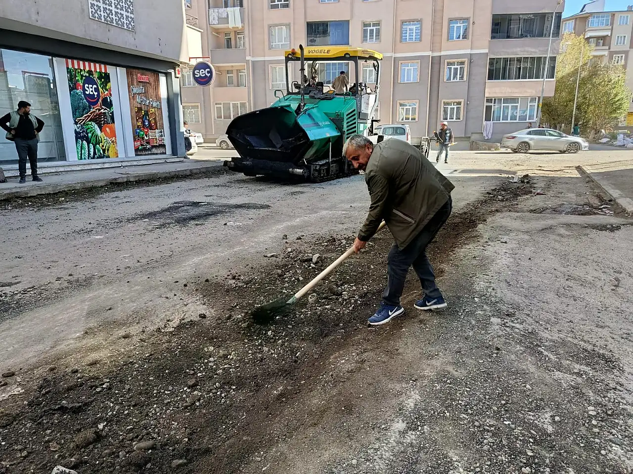 Ağrı Abide Mahallesi'nde yılın son asfalt dökümü gerçekleştiriliyor