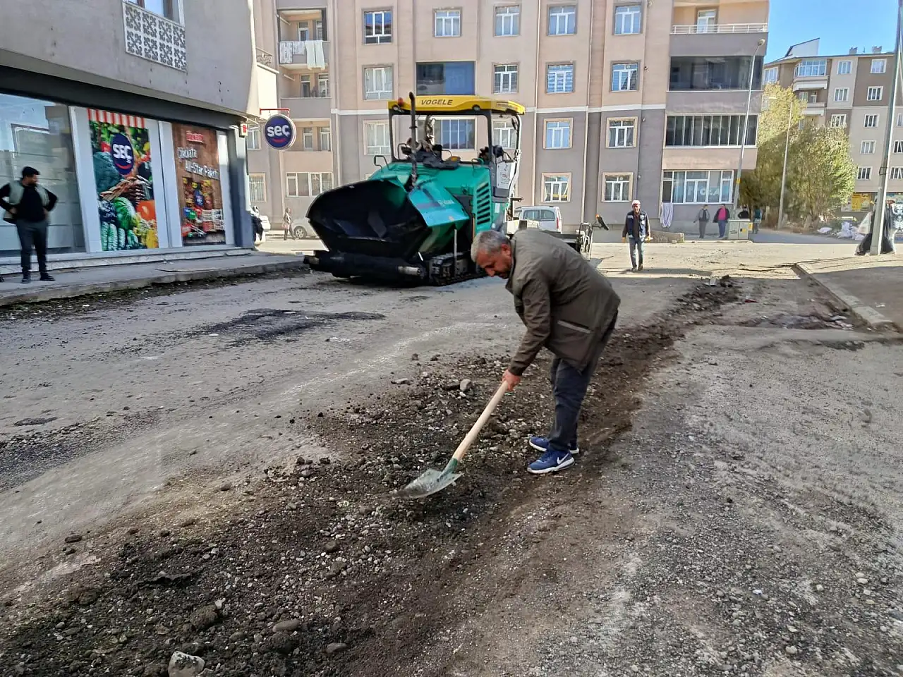Ağrı Abide Mahallesi'nde yılın son asfalt dökümü gerçekleştiriliyor