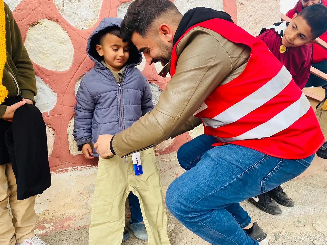 Doğubayazıt'ta Kızılay gönüllüleri çocuklara kışlık yardım dağıtıyor