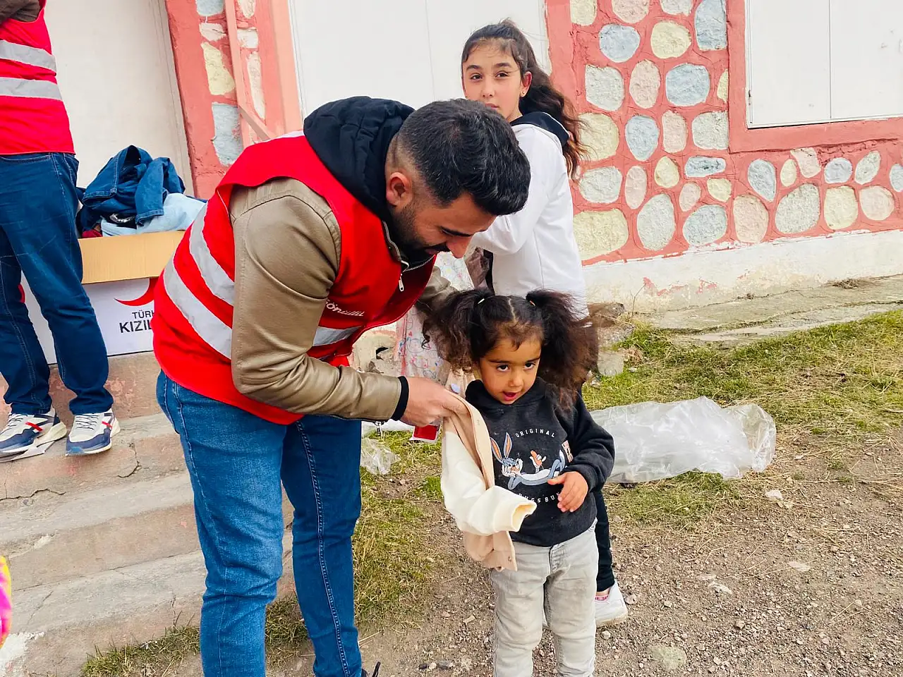 Doğubayazıt'ta Kızılay gönüllüleri çocuklara kışlık yardım dağıtıyor