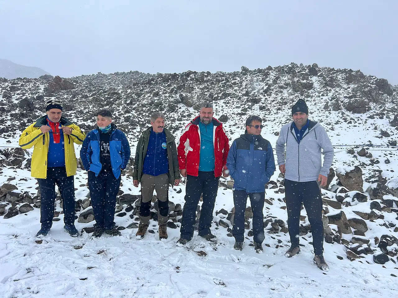 Doğubayazıt'ta taş duvarlı sarnıç şaşırttı: Dağcılar suyun tadına baktı