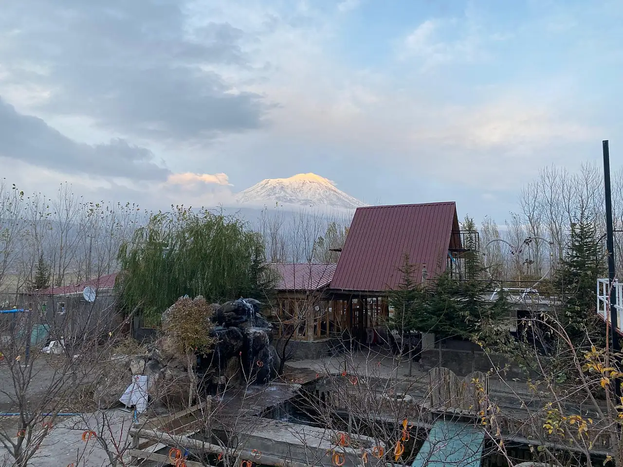 Türkiye'nin çatısı karla kaplı manzarasıyla Doğubayazıt'ı selamladı