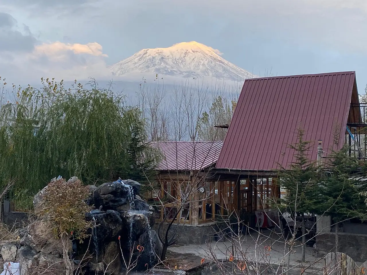 Türkiye'nin çatısı karla kaplı manzarasıyla Doğubayazıt'ı selamladı
