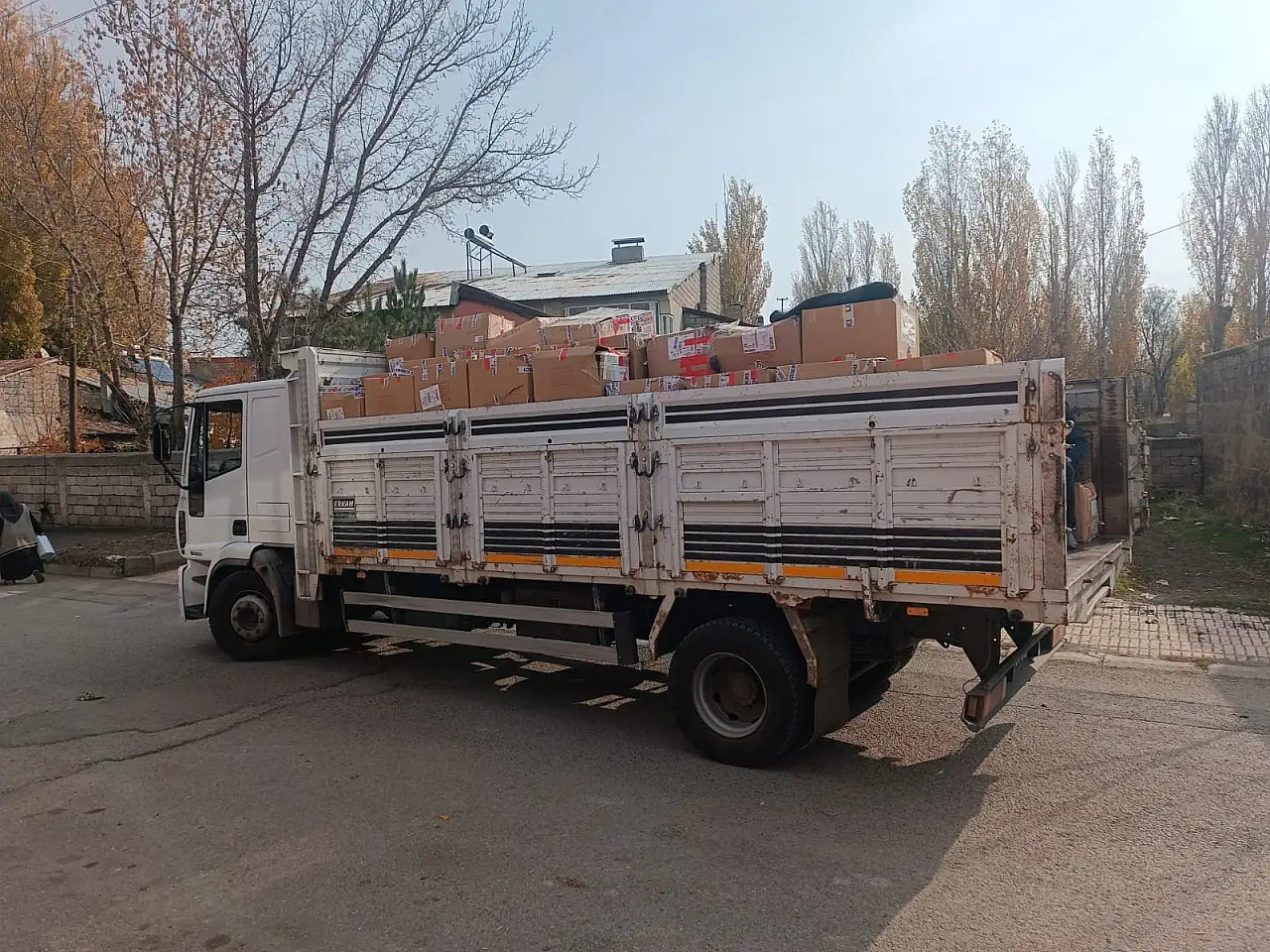 Ağrı'da Deniz Feneri gönüllüleri 2750 öğrenci için kışlık paketler hazırladı