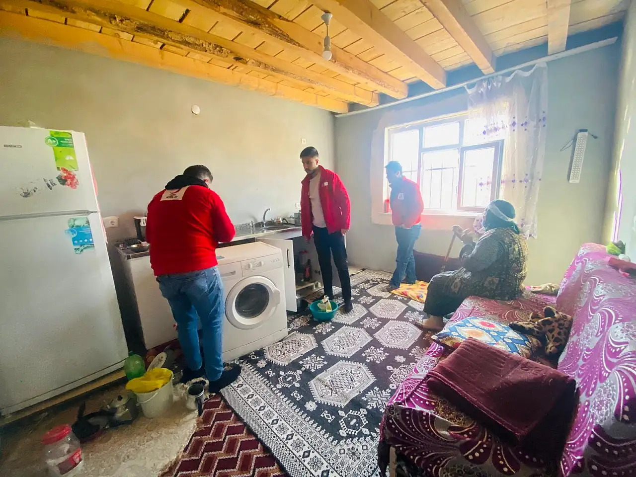 Doğubayazıt Kızılay ekipleri tek yaşayan teyzenin yüzünü güldürdü