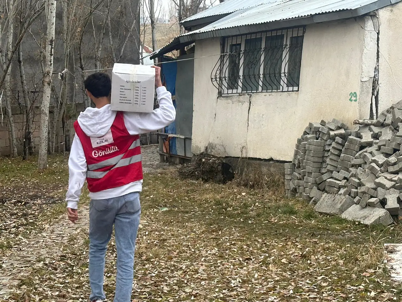 Kızılay gönüllüleri, Eleşkirt'te ihtiyaç sahibi aileleri ziyaret etti