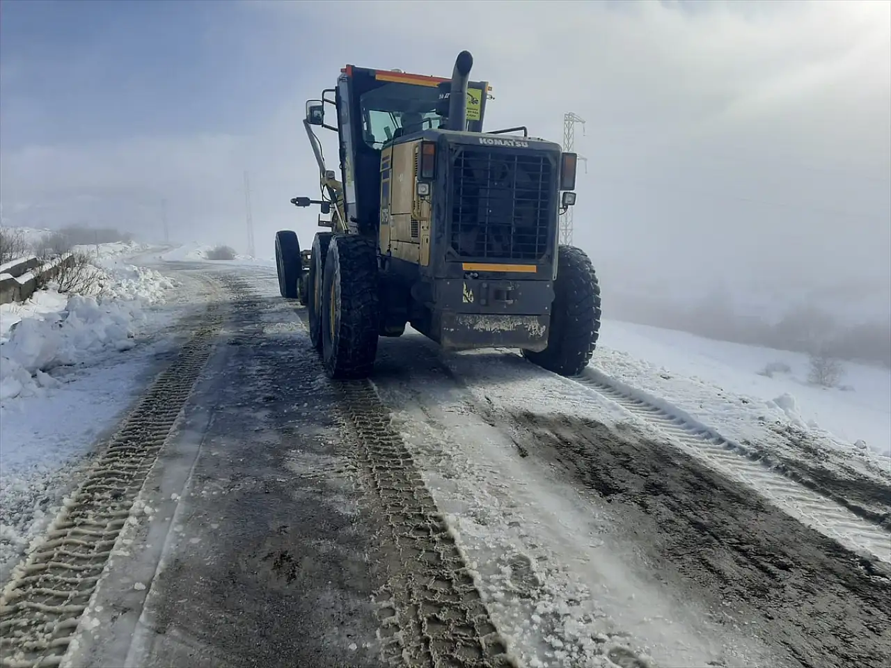 Eleşkirt'te kar ve tipi nedeniyle kapanan köy yolları yeniden ulaşıma açıldı