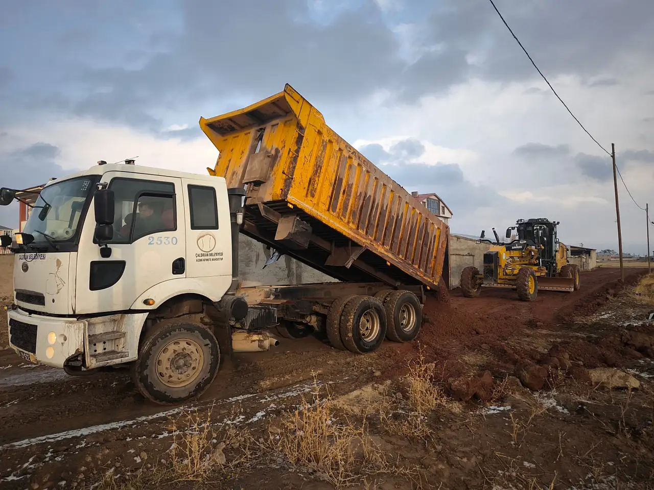 Çaldıran Belediyesi İlçe Genelinde Yol Yapım ve Onarım Çalışmalarını Sürdürüyor