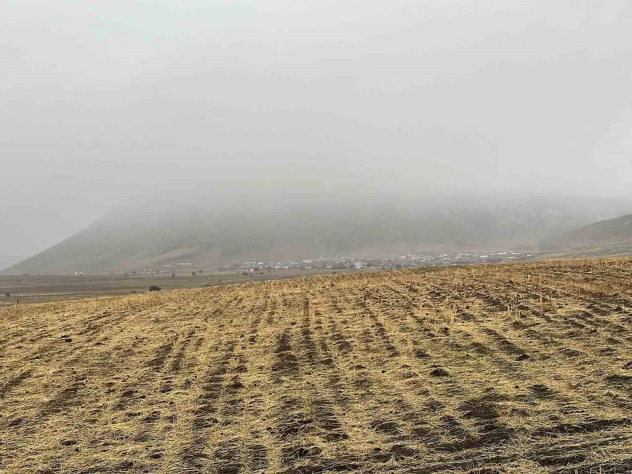 Bitlis'te Dört Mevsim: Kar Yolda Kalırken Van Gölü'nde Yaz Eğlencesi Devam Ediyor